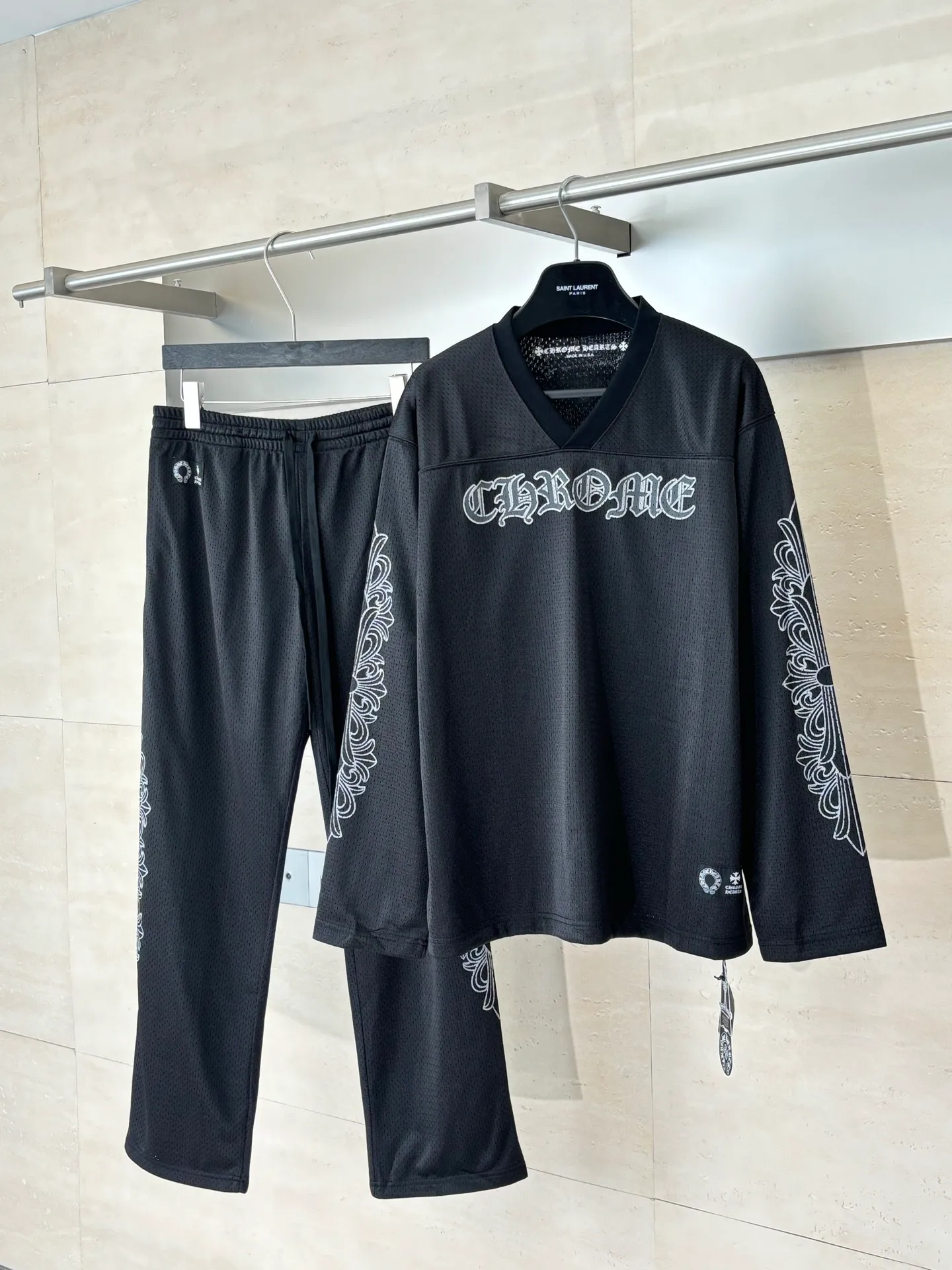 P340 Chrome Heart*/Chrome Heart Sanskrit mesh ice hockey suit long sleeves. The original version was purchased for 15,989 and developed. The fabric is made of custom weaving and dyeing technology. It is made of selected black mesh fabric, showing a unique sports style. The fabric has been specially treated to provide excellent breathability and comfort while maintaining a crisp and structured look. The double-layer design structure enhances the overall texture and makes the wearing experience more three-dimensional and full. The brand's iconic patterns are printed in many places, and high-precision printing technology is used to ensure that the patterns are clear and sharp. The silver printing has a glitter effect, showing charming luster changes under different lights. All printings undergo strict color difference control to ensure accurate color reproduction. The silver-plated pattern design on the sleeve arms is particularly eye-catching, showing the brand's consistent dark luxury style. In terms of details, the latest custom-woven labels are used, and the workmanship is exquisite. The overall shape is designed for both men and women, with both fashion and practicality. This T-shirt perfectly combines sports elements with high fashion craftsmanship, making it the brand's iconic street style item.  Size：S/M/L